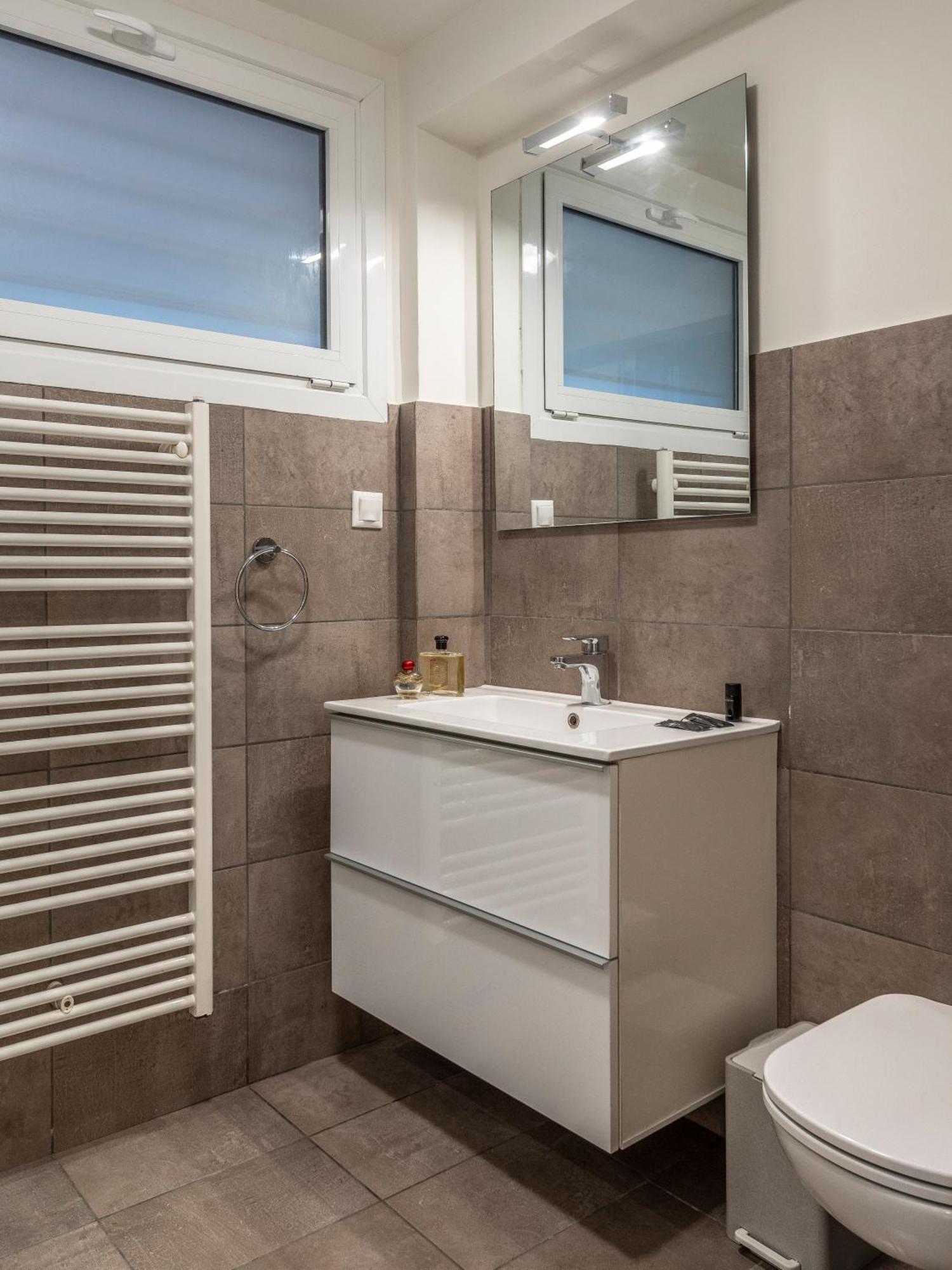 Mystique One Bedroom By Blupine Apartment